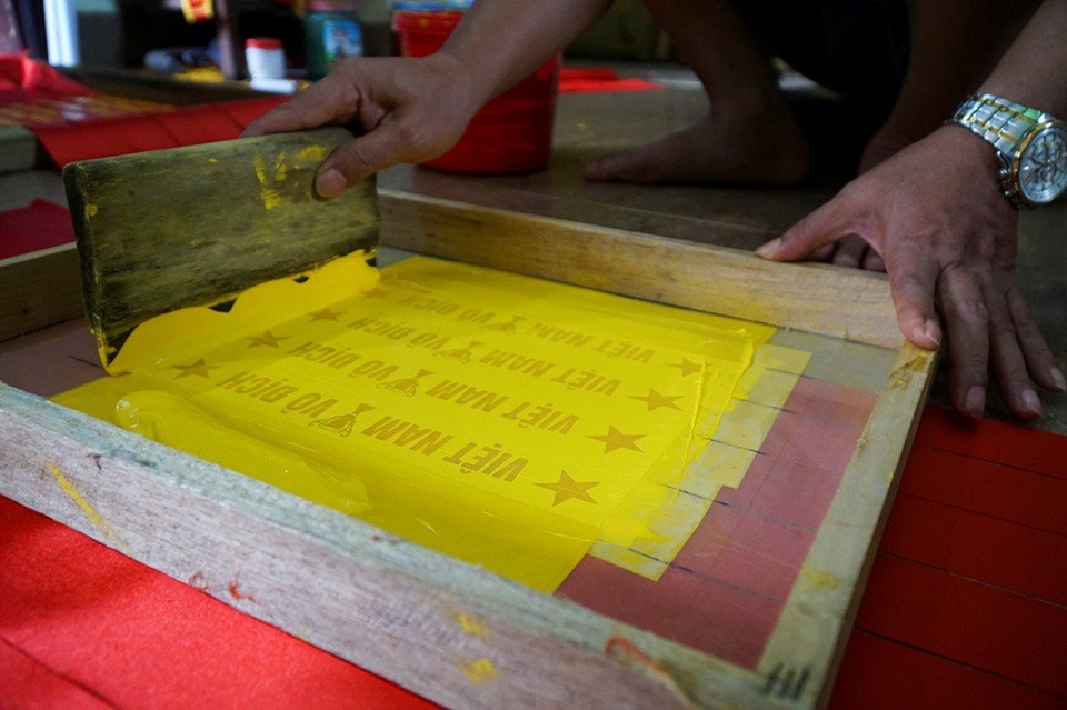 
Cận cảnh khung in chữ trên băng rôn.
