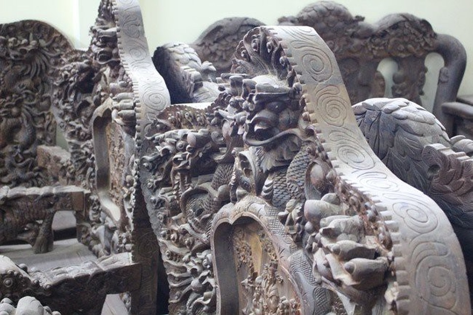 Bộ bàn ghế gỗ trắc nặng 8 tạ, đại gia trả 3,2 tỷ đồng chủ nhân vẫn chưa bán - 14
Ngay sau khi bộ bàn ghế hoàn thiện, một đại gia đất Ninh Bình đã trả giá 3,2 tỷ đồng, nhưng chủ nhân vẫn chưa “quyết bán”