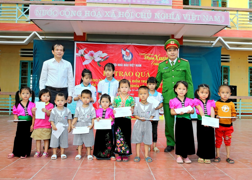 Chương trình “Mùa xuân của em” – Hành trình trao quà tại Yên Bái - 2 Sáng ngày 6/12/2018 tại Trường PTDTBT & TH Tà Ghênh, xã Nậm Có, huyện Mù Cang Chải, tỉnh Yên Bái, Ban Tổ chức cùng nhà tài trợ đã trao tặng 178 suất quà cho 178 em học sinh có hoàn cảnh khó khăn và trao tặng 61 triệu đồng cho đại diện Trường PTDTBT & TH Tà Ghênh – điểm trường bị thiệt hại nặng nề do bão lũ vừa qua.