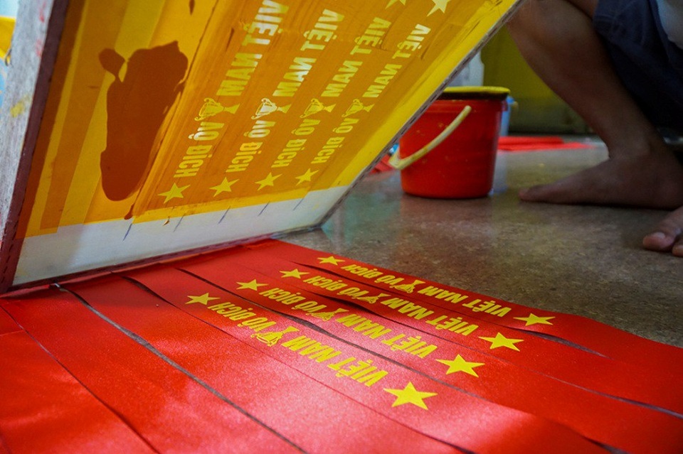 
Chị Nhung cho biết, khoảng một tuần gần đây gia đình phải thuê 10 nhân công và làm việc xuyên suốt từ 6h sáng đến gần 2h đêm mới kịp các đơn đặt hàng giao đi nhiều tỉnh thành.
