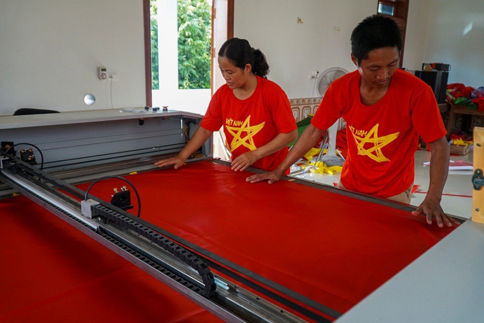 
Để sản xuất số lượng lớn, có gia đình đầu tư cả máy cắt công nghiệp.
