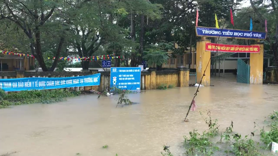 Nước lũ dâng cao chưa từng có trong vòng 20 năm qua - 12 Trường TH Phổ Văn ngập sâu trong nước lũ.