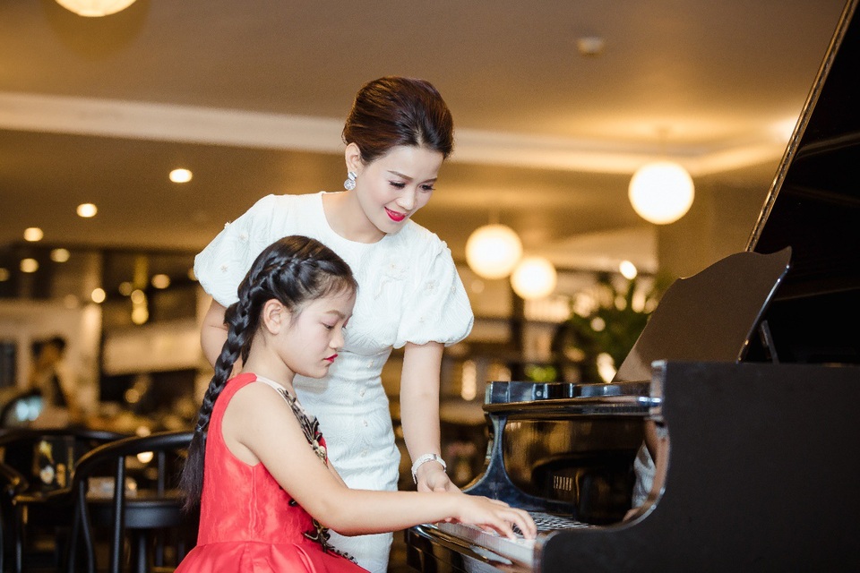 Người chèo lái con thuyền ước mơ nghệ thuật của các em nhỏ - 4
Giáng My - cô học trò nhỏ đầy tài năng của CLB Maika. Hai cô trò đang cùng nhau hăng say luyện tập cho cuộc thi sắp tới.