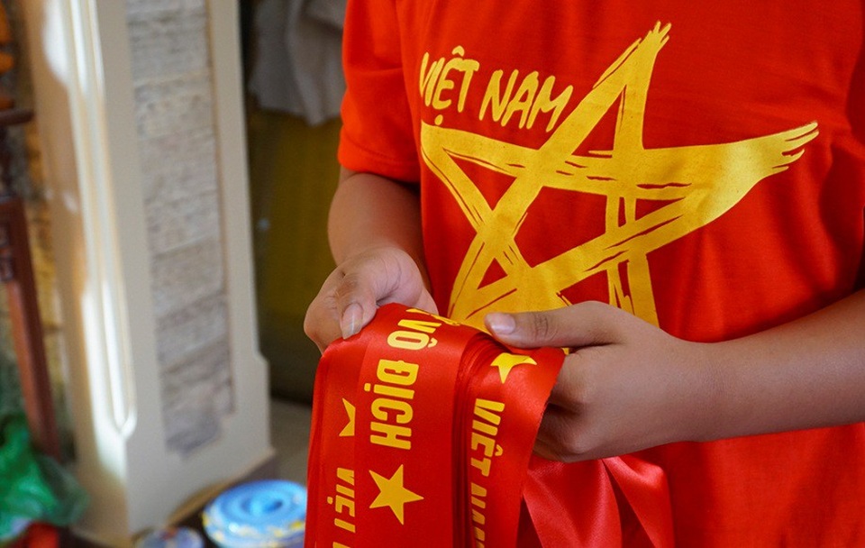 
Những chiếc băng rôn với dòng chữ Việt Nam vô địch mới hoàn thành.
