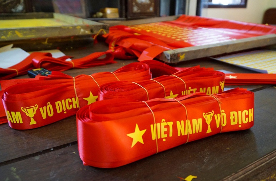 
Mỗi bó được xếp 100 chiếc và giao đến tay những người buôn, chủ cửa hàng trước khi được bán đến tay người hâm mộ.
