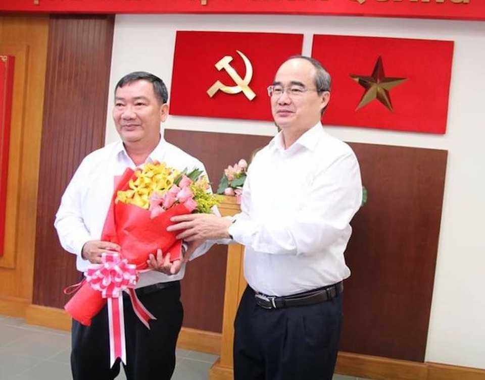 Sau vụ khu “đất vàng” Lê Duẩn, quận 2 có tân Bí thư - 1 Bí thư Thành ủy TPHCM Nguyễn Thiện Nhân trao quyết định cho ông Trần Văn Thuận