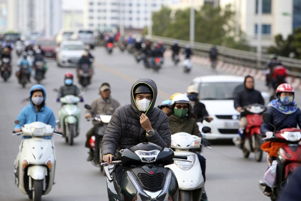 Hà Nội trong buổi sáng mùa đông giá lạnh - 1
Hơn 7h, trời hửng nắng song nhiệt độ vẫn ở mức 16 - 17 độ C khiến người dân ra đường phải mặc thêm quần áo ấm.