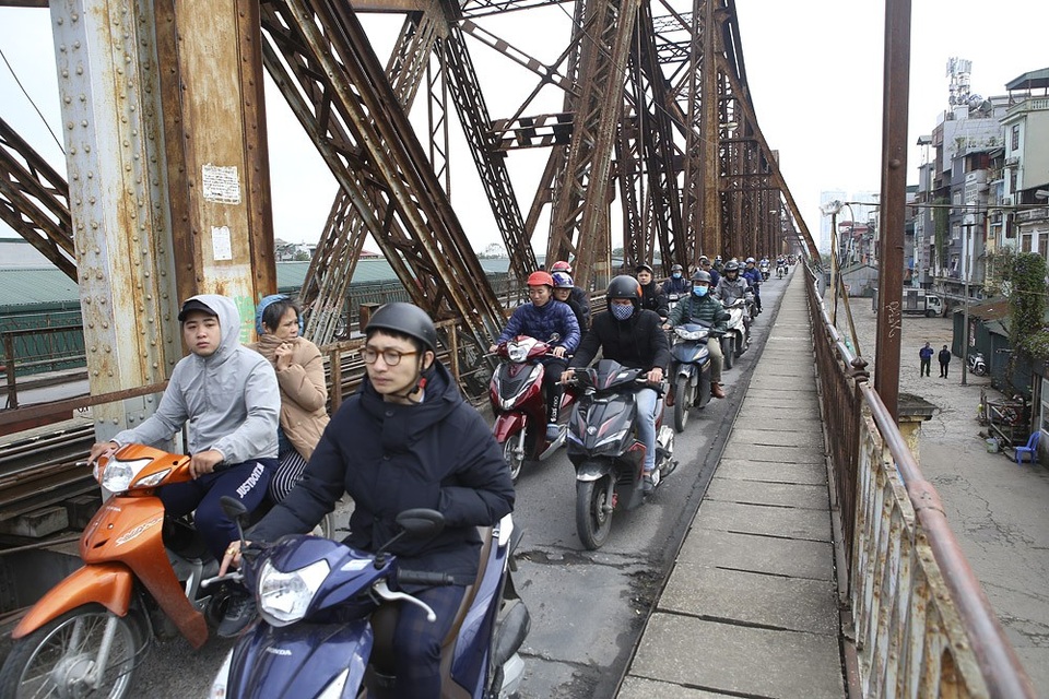 Hà Nội trong buổi sáng mùa đông giá lạnh - 11
Gió thổi rất mạnh trên cây cầu Long Biên cổ kính.