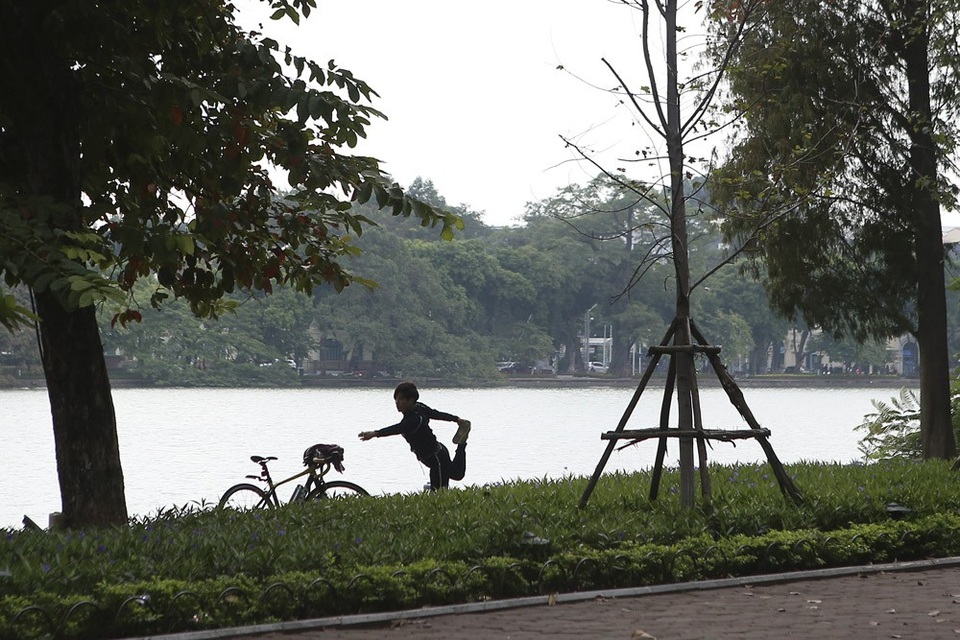 Hà Nội trong buổi sáng mùa đông giá lạnh - 15
Nhiều người vẫn rèn luyện thể thao chăm chỉ, không ngại giá rét.