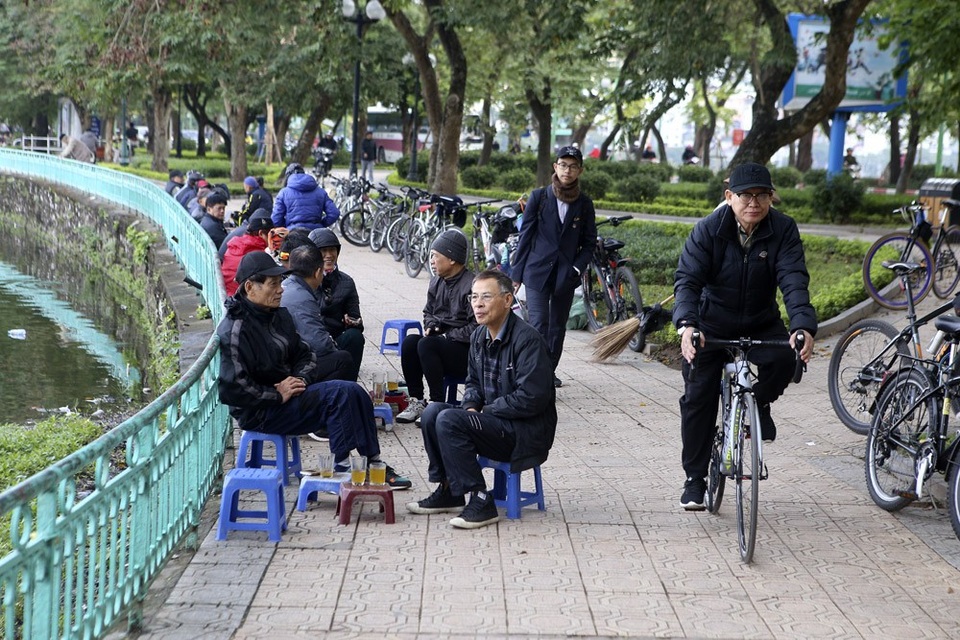 Hà Nội trong buổi sáng mùa đông giá lạnh - 8 Người dân ngồi co ro tại chợ xe đạp cổ ven hồ Tây.