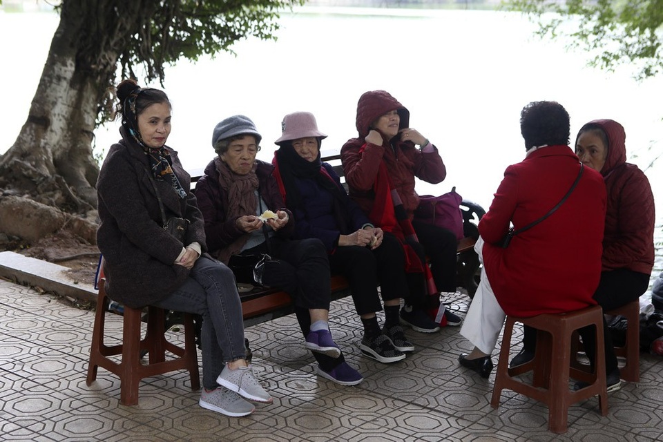 Hà Nội trong buổi sáng mùa đông giá lạnh - 9
Những người lớn tuổi quây quần bên hồ Gươm trong trang phục ấm áp.