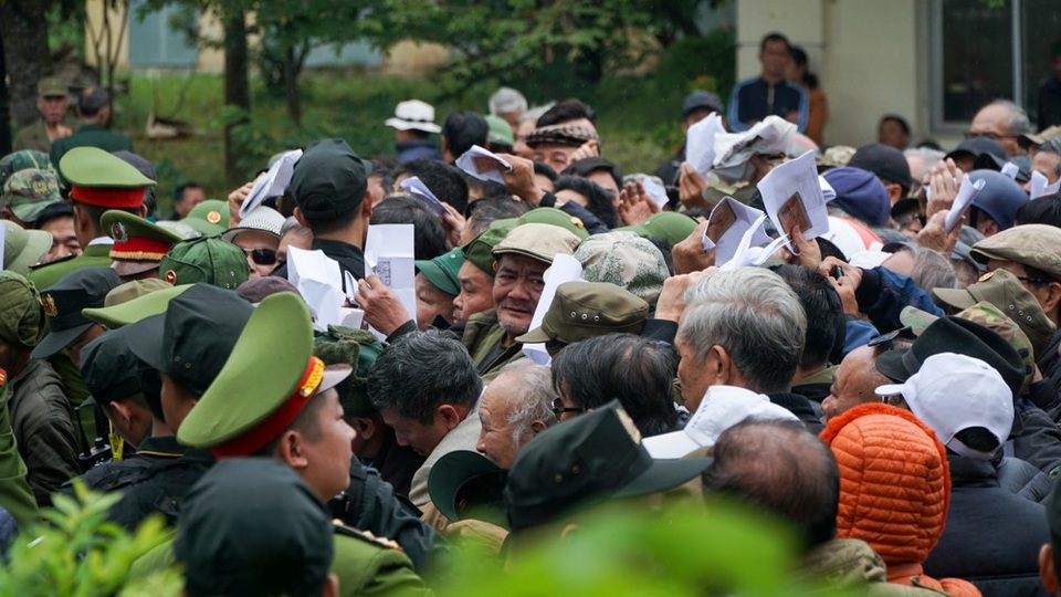 Người hâm mộ chen lấn xô đẩy để đăng ký mua vé theo diện đặc cách - 7