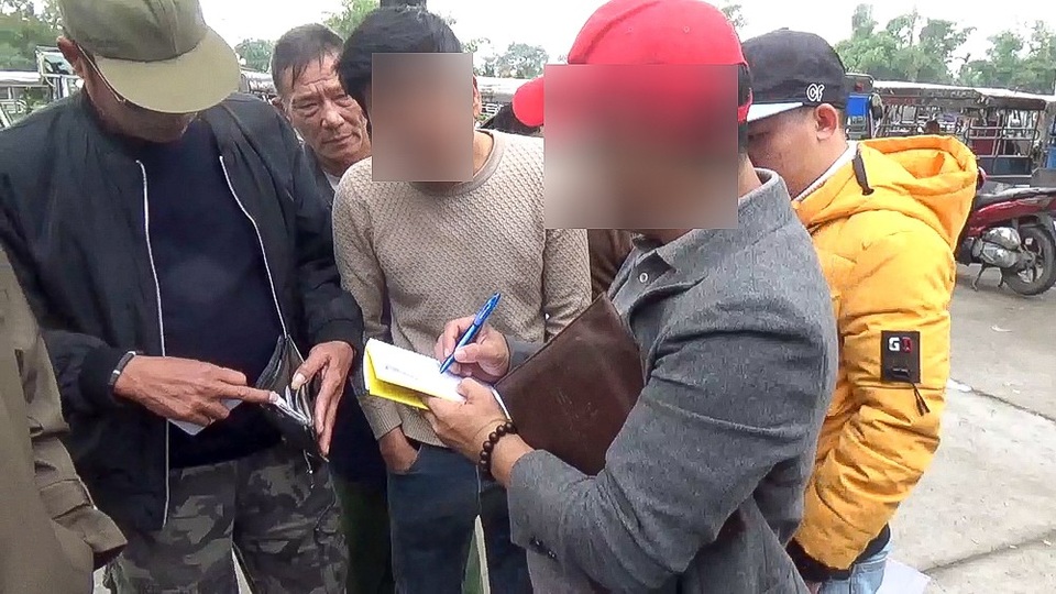 Một người ghi lại số điện thoại của những người thương binh đặt vé thành công, và có ý muốn mua lại.