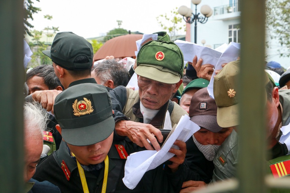 Người hâm mộ chen lấn xô đẩy để đăng ký mua vé theo diện đặc cách - 3