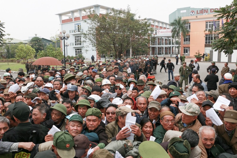 
Hàng trăm người chen nhau đặt mua vé theo diện đặc cách
