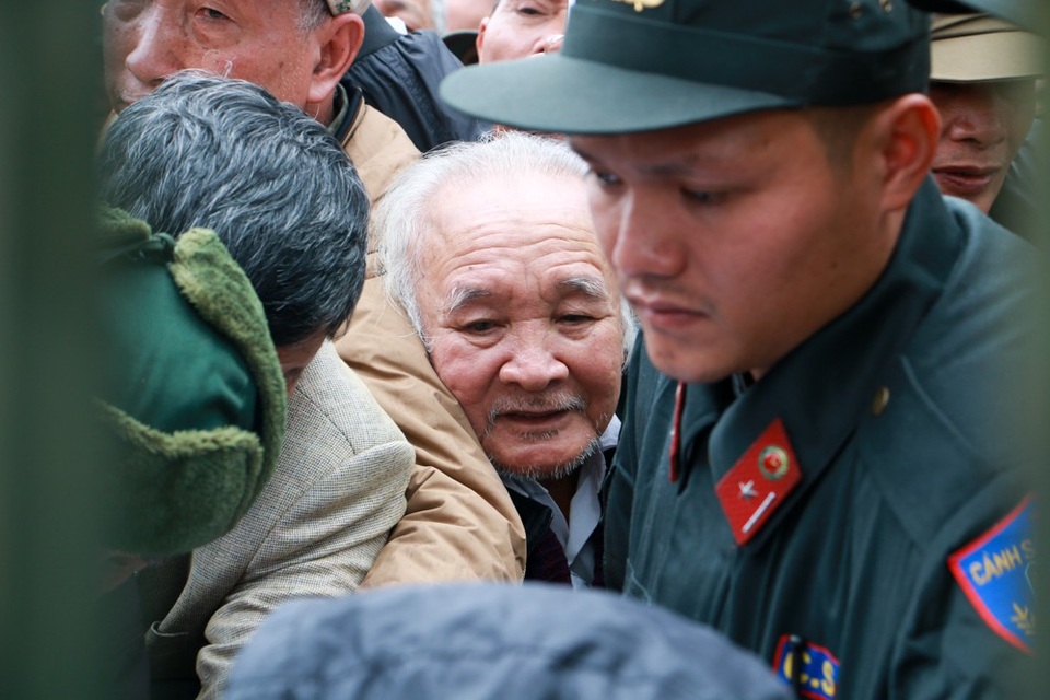 Người hâm mộ chen lấn xô đẩy để đăng ký mua vé theo diện đặc cách - 6