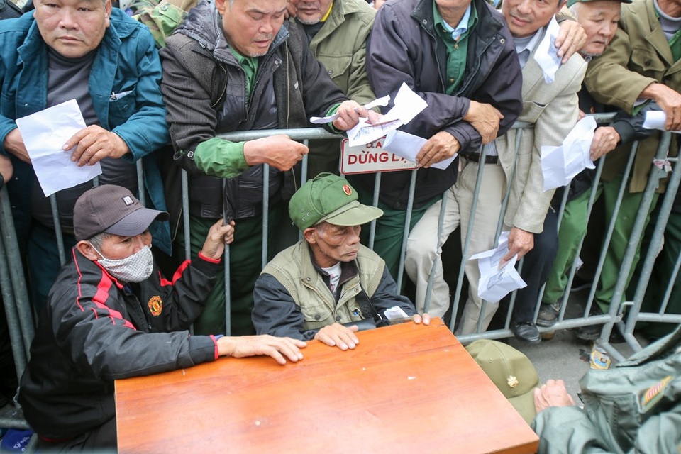 Người hâm mộ chen lấn xô đẩy để đăng ký mua vé theo diện đặc cách - 5