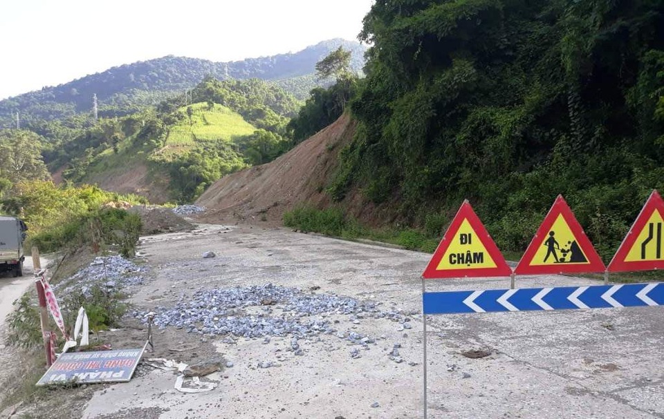Tỉnh Nghệ An sẽ đề nghị dừng tích nước thủy điện Khe Bố "giải cứu" Quốc lộ 7! - 3
Được biết, thi công ì ạch nhất là đoạn từ km147+850 đến km149 (ngang qua Bản Lau, xã Thạch Giám, huyện Tương Dương).