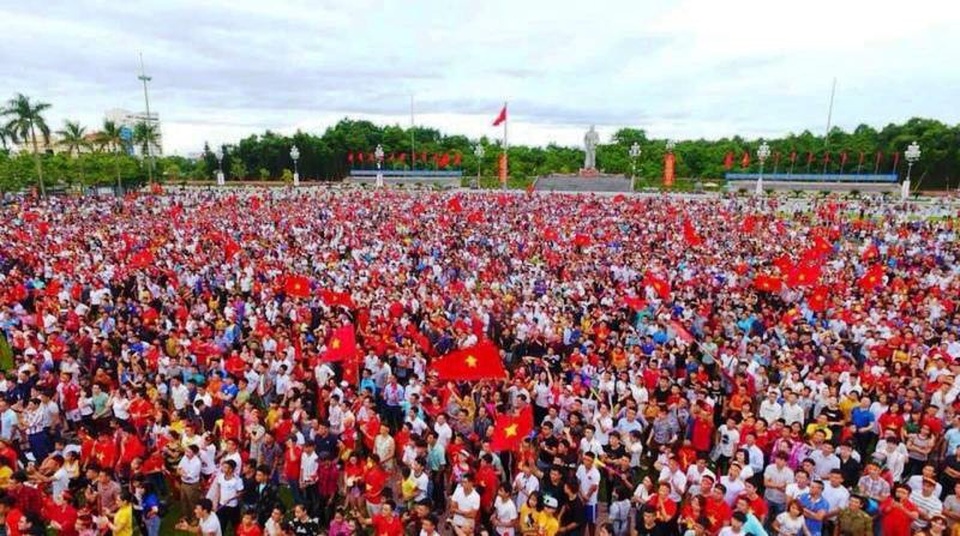 Hàng nghìn người hâm mộ có thể xem trực tiếp qua màn hình khủng.