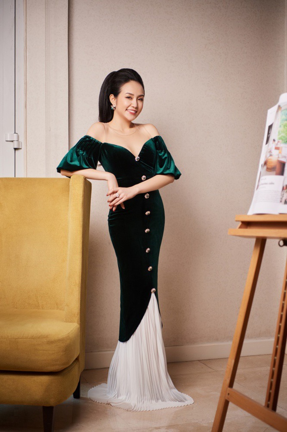 Đây là khoảng thời gian cả hai sưởi ấm tình yêu sau giai đoạn nam ca sĩ gặp nhiều chuyện xui xẻo về sự nghiệp. Hương Baby cho biết, dù tháp tùng ông xã đi diễn nhưng cô vẫn điều hành việc kinh doanh qua Internet.