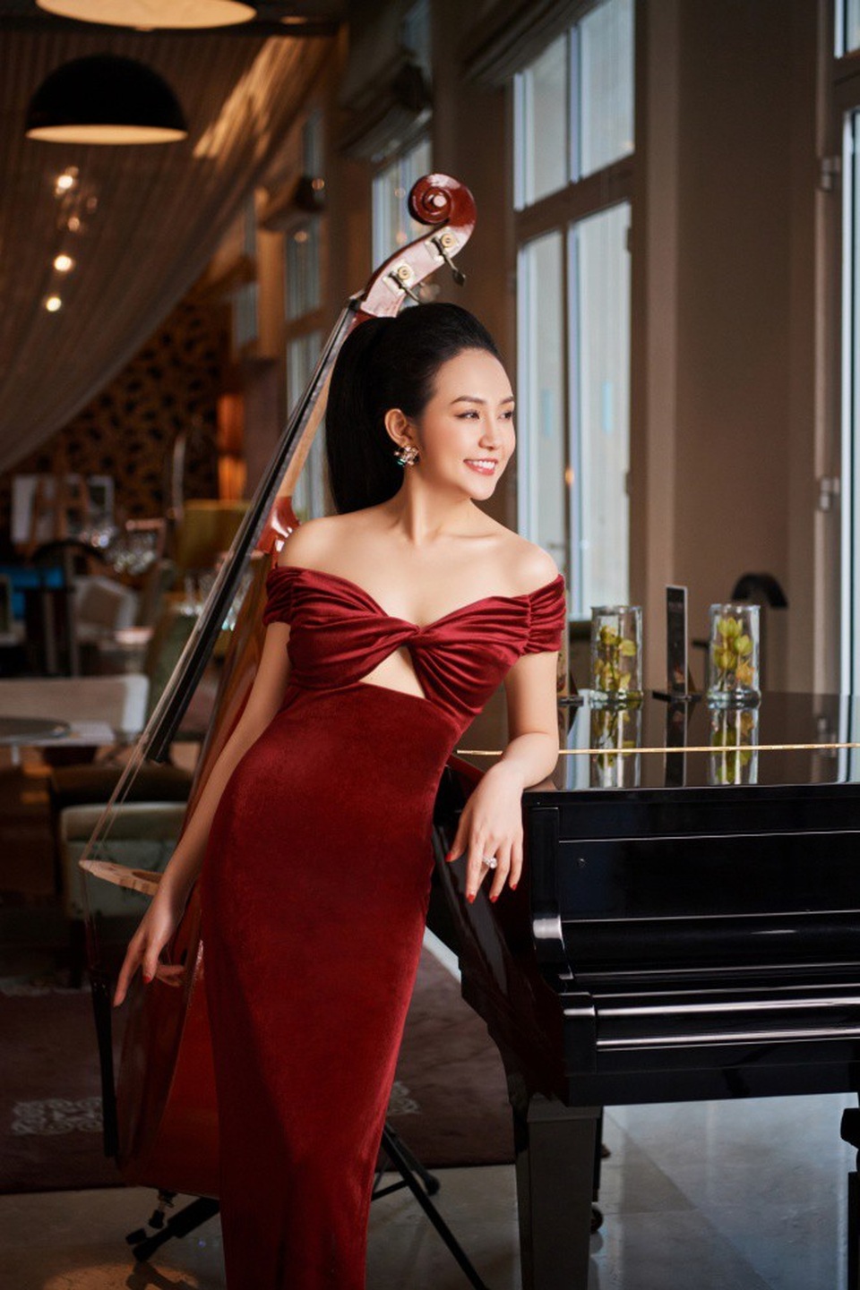 Nhan sắc bốc lửa của “người đàn bà quyền lực” đứng sau Tuấn Hưng - 18