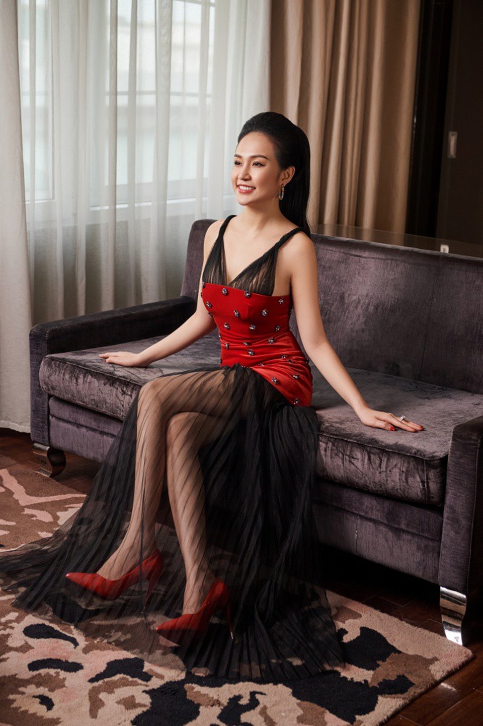 Nói về việc chọn Hương Baby làm nàng thơ, NTK chia sẻ, ở Thu Hương toát lên vẻ đẹp nữ tính ngọt ngào, hạnh phúc viên mãn của người phụ nữ có gia đình nhưng vẫn giữ được nét trẻ trung, gợi cảm, sang trọng của một nữ doanh nhân 9X đúng với tinh thần NTK hướng tới.