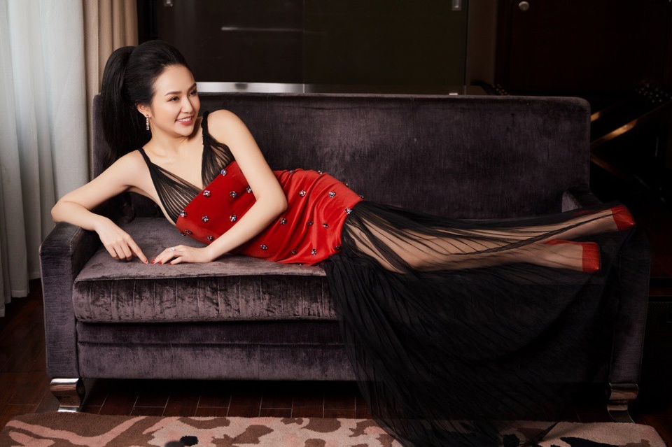 “Tôi có nguyên tắc, hai ngày cuối tuần sẽ không làm việc để dành trọn thời gian cho chồng và hai con. Hoặc có những ngày chồng không phải chạy show, tôi ở nhà nhiều hơn và sẽ làm việc bù vào ngày hôm sau. Hầu như buổi tối nào tôi cũng về nhà để ăn cơm và chơi đùa với con, Hương Baby tiết lộ.