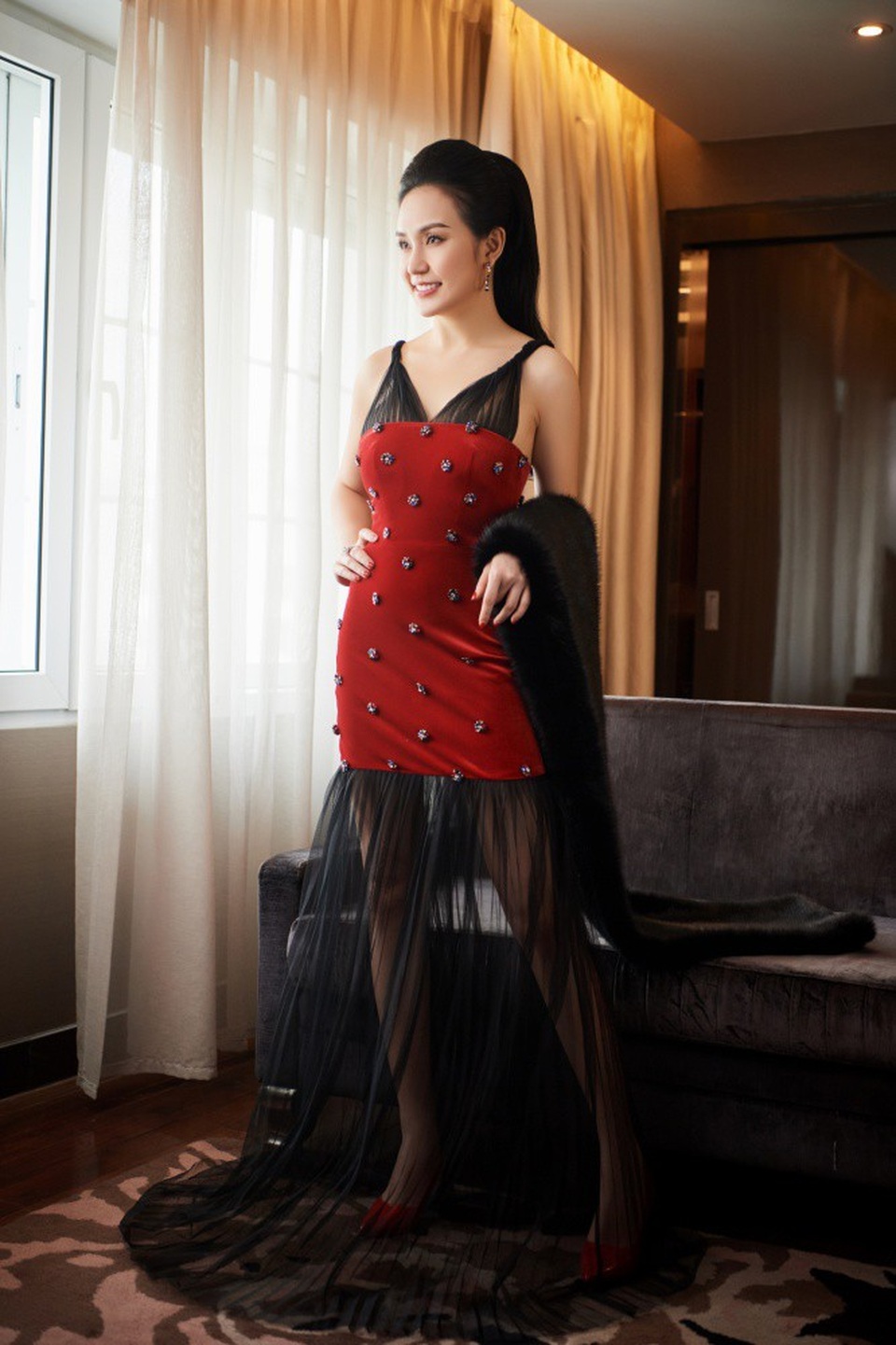 Nhan sắc bốc lửa của “người đàn bà quyền lực” đứng sau Tuấn Hưng - 15