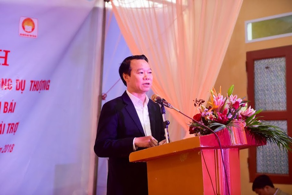 Niềm vui ngày khánh thành Nhà công vụ Dân trí tại Yên Bái - 4
Ông Đỗ Đức Duy, Phó Bí thư Tỉnh ủy, Chủ tịch UBND tỉnh Yên Bái chúc mừng các thầy cô Trường mầm non Phong Dụ Thượng với công trình Nhà công vụ Dân trí khang trang sạch đẹp