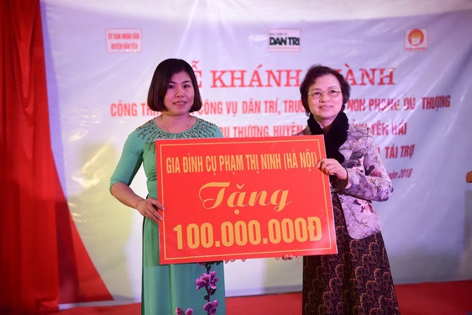Niềm vui ngày khánh thành Nhà công vụ Dân trí tại Yên Bái - 7
Bà Nguyễn Thị Hồng Hà, đại diện gia đình cụ bà Phạm Thị Ninh đã trao tặng 100 triệu đồng đến thầy cô giáo và các em học sinh nhân dịp khánh thành Nhà công vụ Dân trí