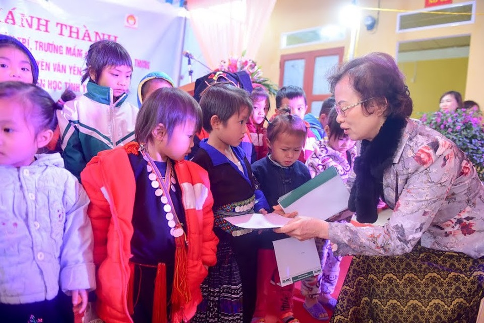 Niềm vui ngày khánh thành Nhà công vụ Dân trí tại Yên Bái - 8
Trong 100 triệu đồng thì 30 triệu đồng dành để tặng 60 suất học bổng (mỗi suất 500.000 đồng) đến các em học sinh có hoàn cảnh khó khăn Trường mầm non Phong Dụ Thượng và Trường tiểu học Phong Dụ Thượng