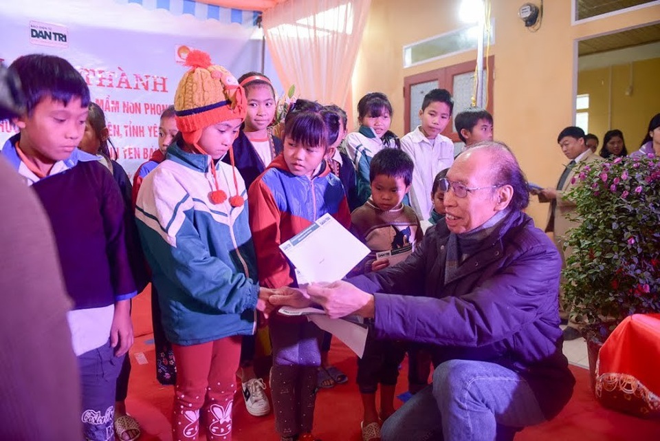 Niềm vui ngày khánh thành Nhà công vụ Dân trí tại Yên Bái - 9
Nhà báo Phạm Huy Hoàn, Giám đốc Quỹ Khuyến học Việt Nam, Tổng Biên tập báo Dân trí trao học bổng đến các em học sinh