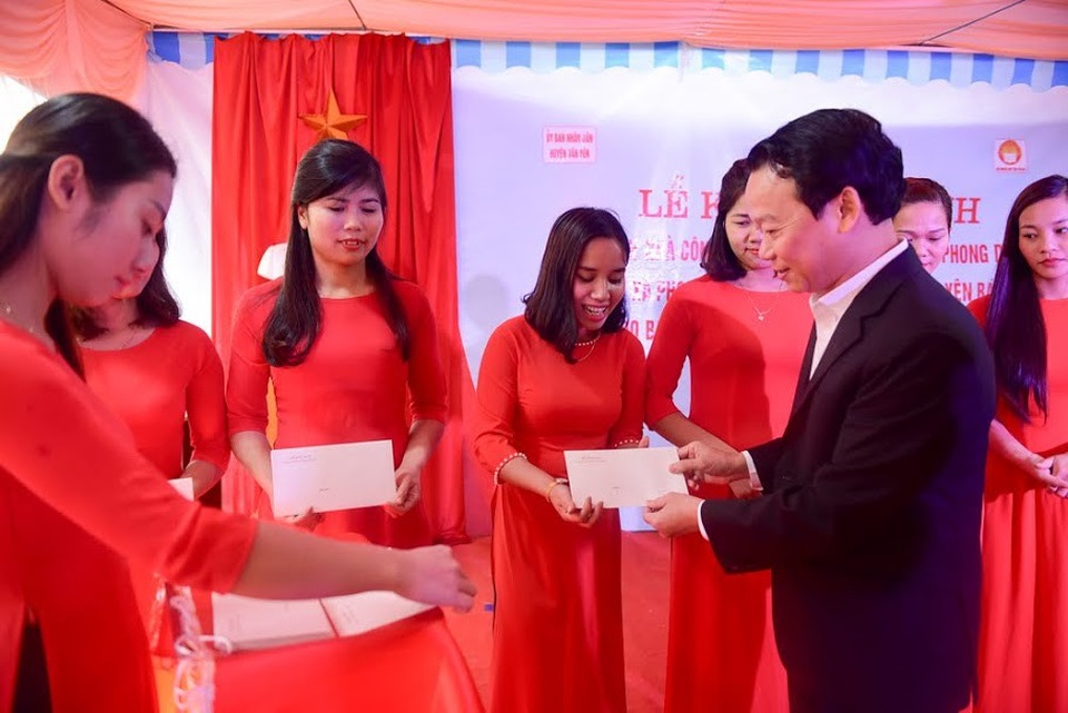 Niềm vui ngày khánh thành Nhà công vụ Dân trí tại Yên Bái - 6
Ông Đỗ Đức Duy đã trao tặng nhà trường một bộ máy vi tính cùng 12 suất quà đến giáo viên với mỗi suất 1 triệu đồng nhân dịp khánh thành Nhà công vụ Dân trí