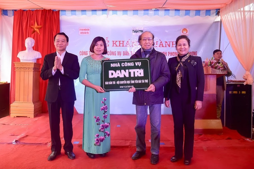 Niềm vui ngày khánh thành Nhà công vụ Dân trí tại Yên Bái - 13
Nhà báo Phạm Huy Hoàn trao biển Nhà công vụ Dân trí để chính thức bàn giao công trình và đưa vào sử dụng