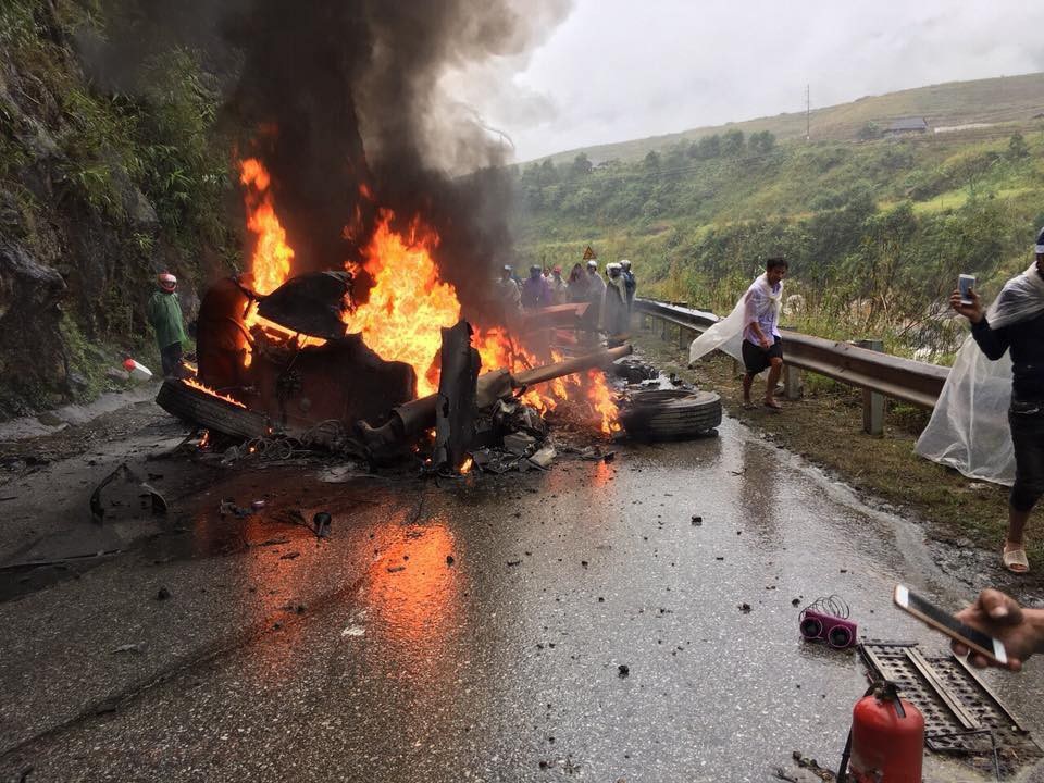 Vụ tai nạn khiến giao thông qua quốc lộ 4D địa phận huyện Tam Đường bị tê liệt (Ảnh: HLX).