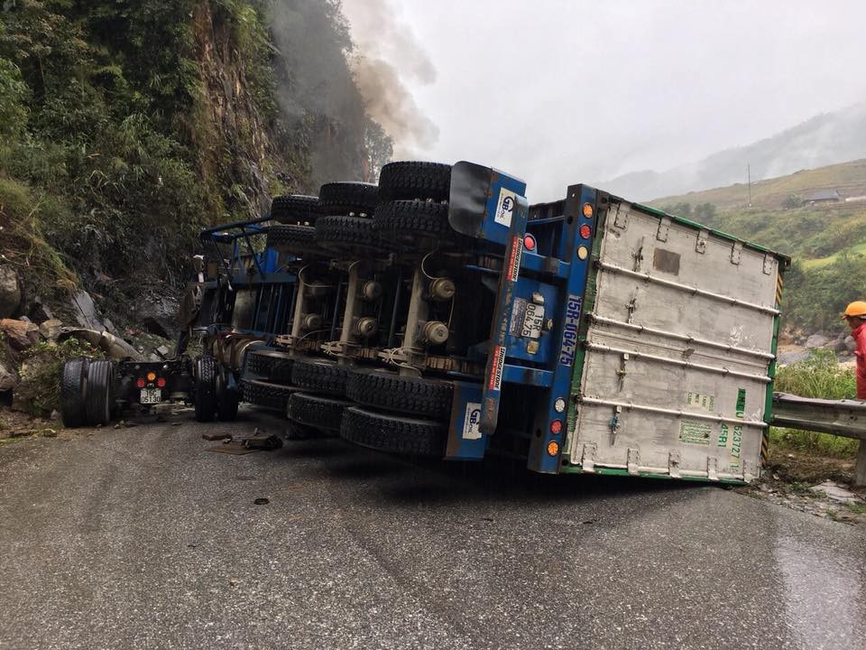 Chiếc xe container sau vụ tai nạn nằm chắn ngang đường (Ảnh: HLX).