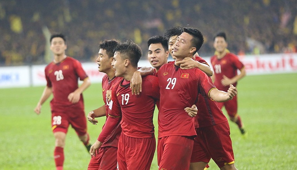 Malaysia 2-2 Việt Nam: Đáng tiếc chỉ có thể hòa - 11
Các cầu thủ Việt Nam ăn mừng bàn thắng mở tỉ số của Huy Hùng