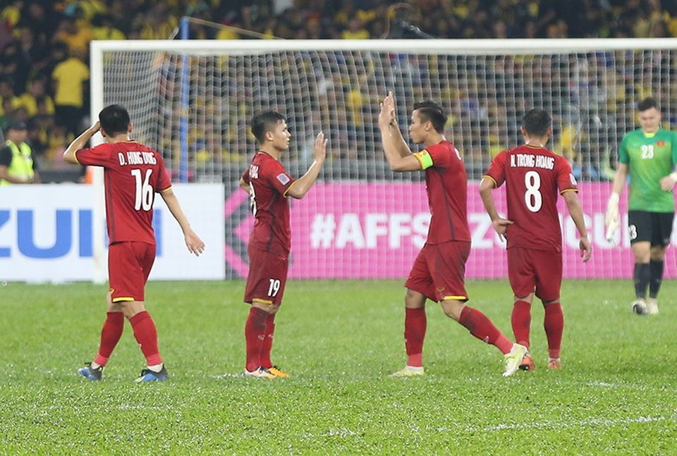 Tuyển thủ Việt Nam tri ân cổ động viên trên sân Bukit Jalil - 9 Tuyển thủ Việt Nam tri ân cổ động viên trên sân Bukit Jalil - 9