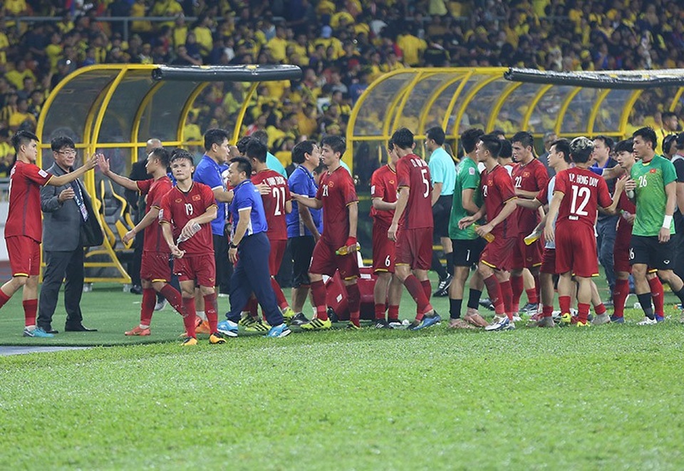 Tuyển thủ Việt Nam tri ân cổ động viên trên sân Bukit Jalil - 8
Kết hòa 2-2 ngay tại sân khách khiến đội tuyển Việt Nam có chút tiếc nuối