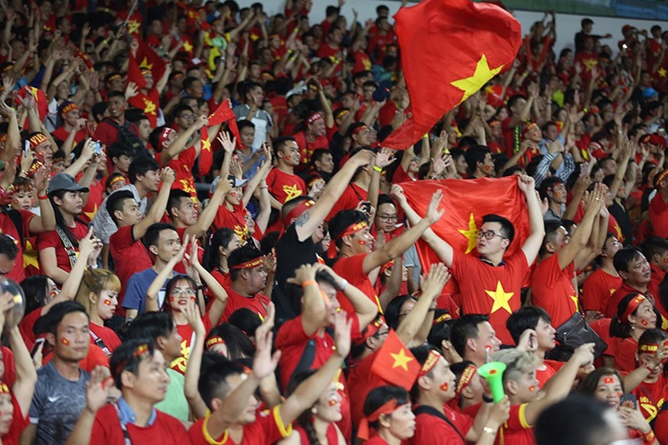 Tuyển thủ Việt Nam tri ân cổ động viên trên sân Bukit Jalil - 7 Tuyển thủ Việt Nam tri ân cổ động viên trên sân Bukit Jalil - 7
