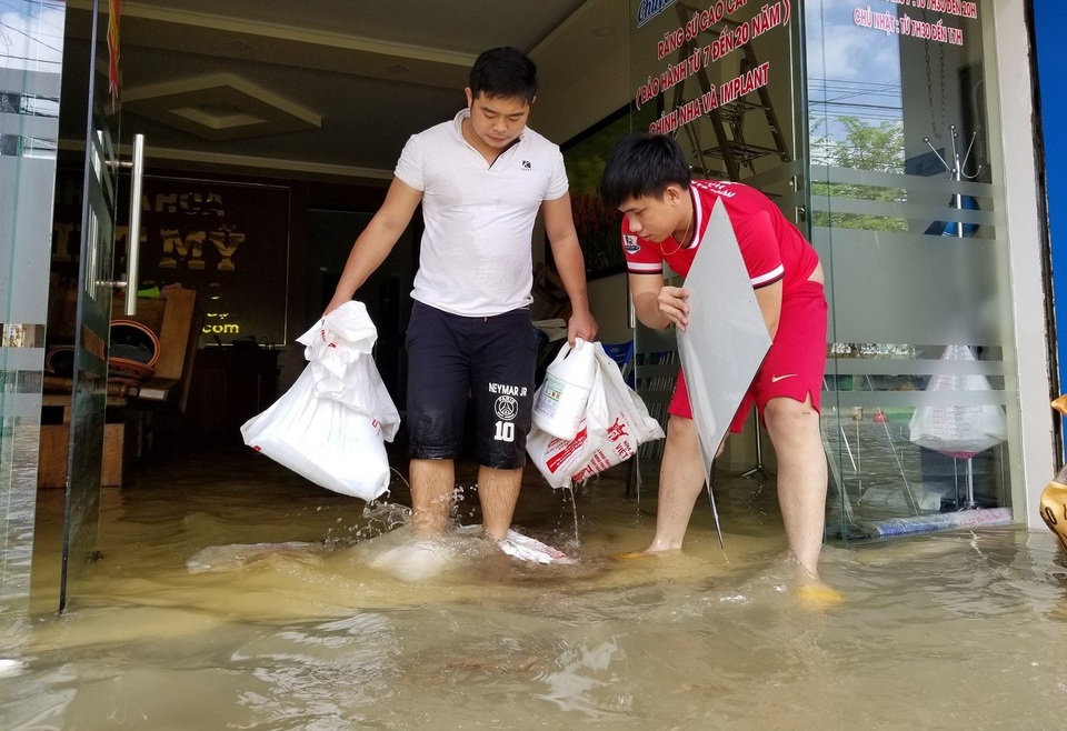 Quốc lộ 1 đã thông xe, người dân dọn dẹp nhà cửa sau lũ - 1 Người dân TP Tam Kỳ khẩn trương dọn dẹp nhà cửa sau lụt