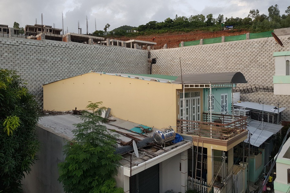 Vụ “bức tường thành khủng” ở Nha Trang: Chủ đầu tư phải trình phương án phá dỡ - 2 Theo lãnh đạo xã Vĩnh Ngọc (TP Nha Trang) có gần 20 hộ dân nằm sát bên bức tường chắn của dự án nghỉ dưỡng trên triền đồi