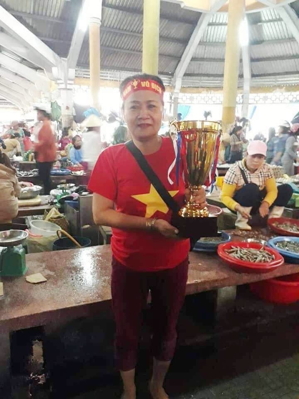 Tiểu thương ôm cúp chiến thắng, gõ trống "tung chợ" cổ vũ đội tuyển Việt Nam - 3 Chị khác cầm cúp vô địch chúc đội tuyển Việt Nam đạt ngôi vô địch