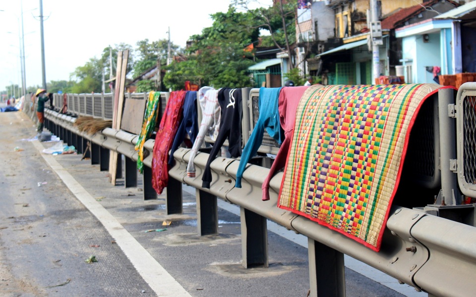 Quốc lộ 1 đã thông xe, người dân dọn dẹp nhà cửa sau lũ - 2 Quốc lộ 1 đã thông xe, người dân dọn dẹp nhà cửa sau lũ - 2