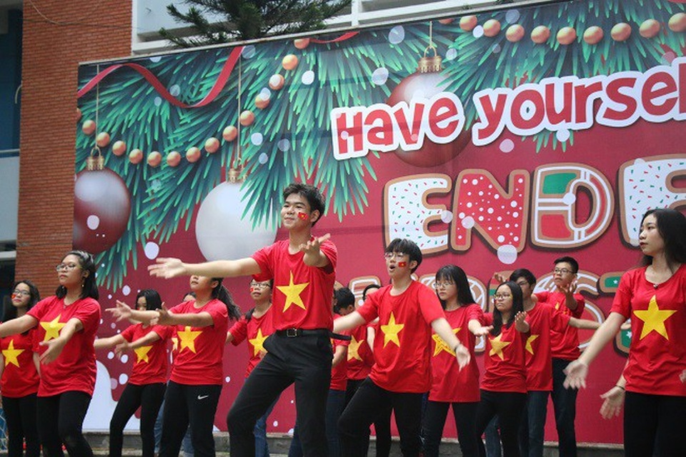 Học trò mặc áo đỏ sao vàng, nhảy flashmob ủng hộ tuyển Việt Nam - 1