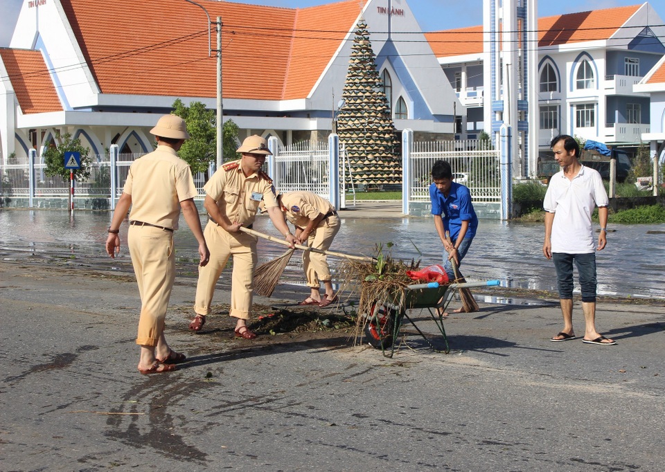 Quốc lộ 1 đã thông xe, người dân dọn dẹp nhà cửa sau lũ - 4 Lực lượng CSGT dọn dẹp vệ sinh trên tuyến quốc lộ 1