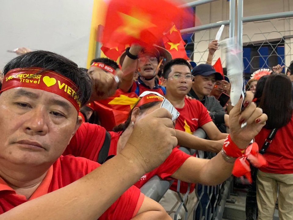 Cổ động viên Việt Nam có vé vẫn không thể vào sân Bukit Jalil - 1
Khán đài E chật cứng khiến nhiều CĐV Việt Nam dù có vé nhưng không thể vào xem