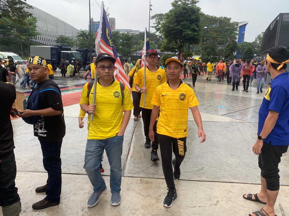 Cổ động viên Malaysia hâm nóng bầu không khí căng thẳng tại Bukit Jalil - 9