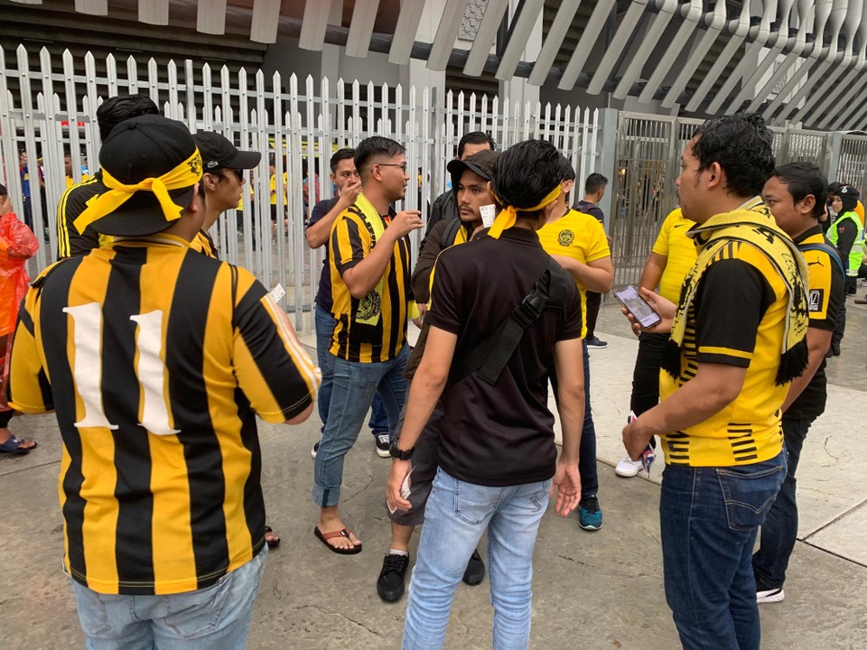 Cổ động viên Malaysia hâm nóng bầu không khí căng thẳng tại Bukit Jalil - 8