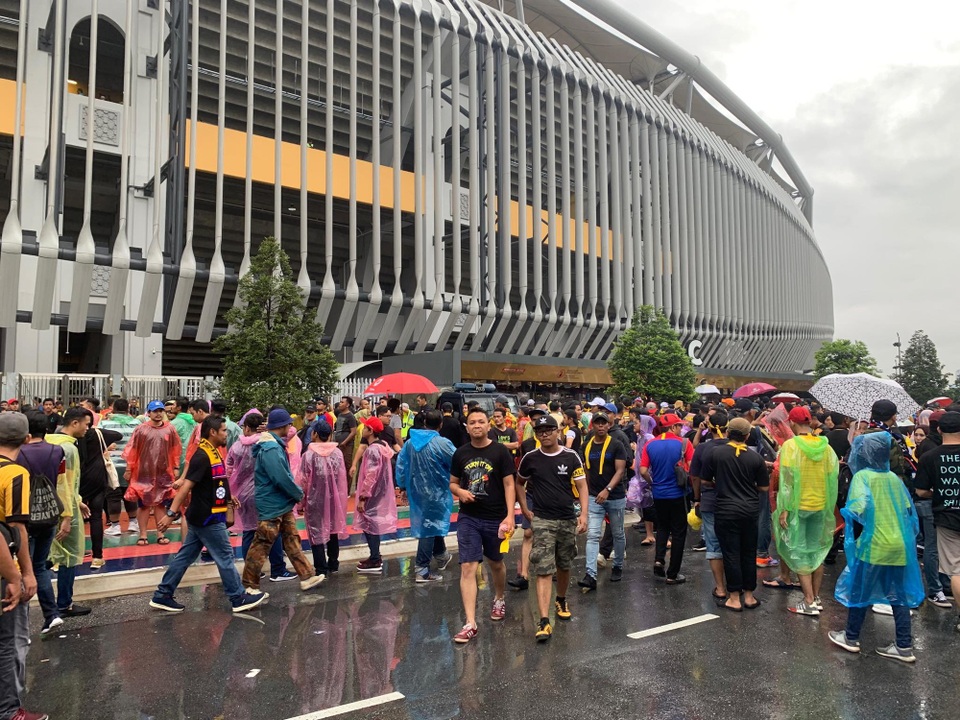 Cổ động viên Malaysia hâm nóng bầu không khí căng thẳng tại Bukit Jalil - 2